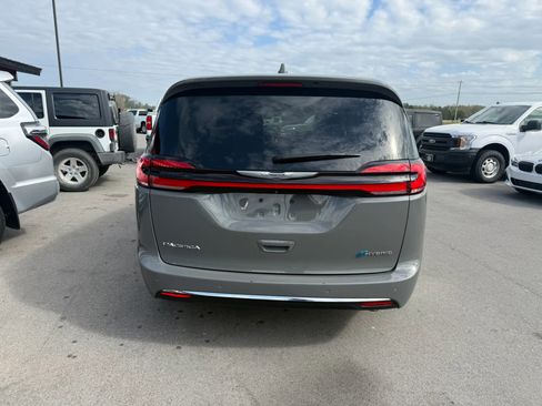 Used 2022 Chrysler Pacifica Touring-L w/ Uconnect Theater Family Group image 5