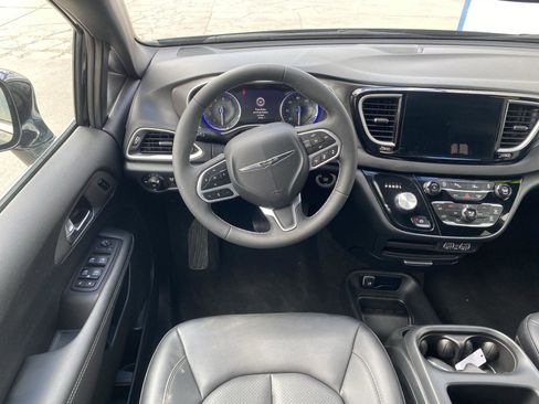 Used 2025 Chrysler Pacifica Select FWD image 12