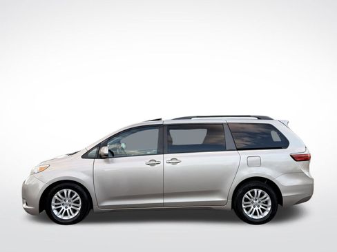 Used 2017 Toyota Sienna XLE Premium image 8