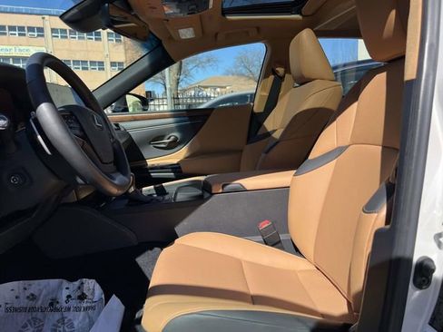 Used 2025 Lexus ES 350 w/ Premium Package image 17