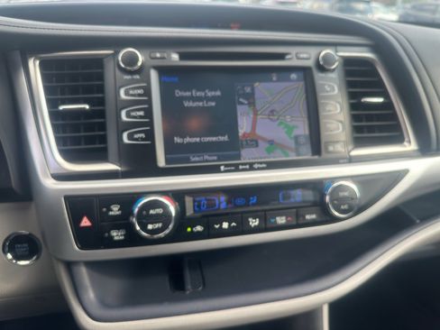 Used 2018 Toyota Highlander XLE image 12