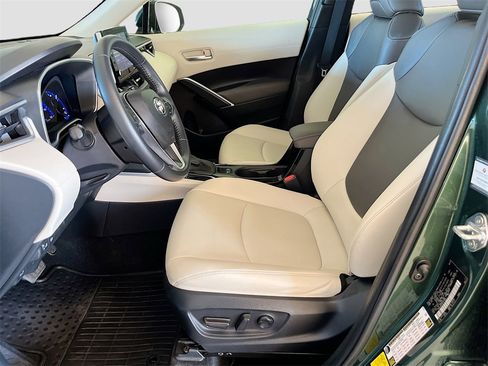 Used 2022 Toyota Corolla Cross XLE w/ Convenience Package image 21