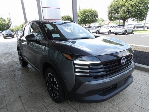 Used 2025 Nissan Kicks SV w/ SV Premium Package image 3