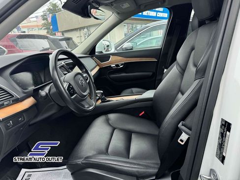 Used 2022 Volvo XC90 T6 Momentum w/ Climate Package image 12