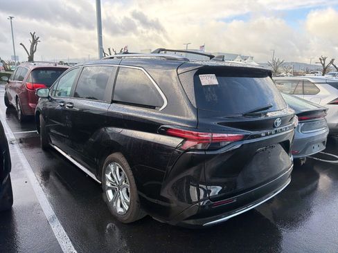 Certified 2023 Toyota Sienna Platinum image 6