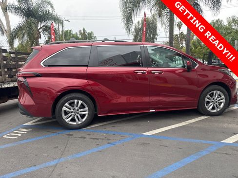 Used 2022 Toyota Sienna XLE image 7
