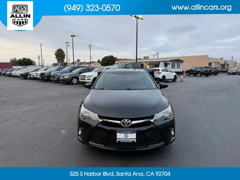 Used 2017 Toyota Camry SE w/ Moonroof Package FWD image 3