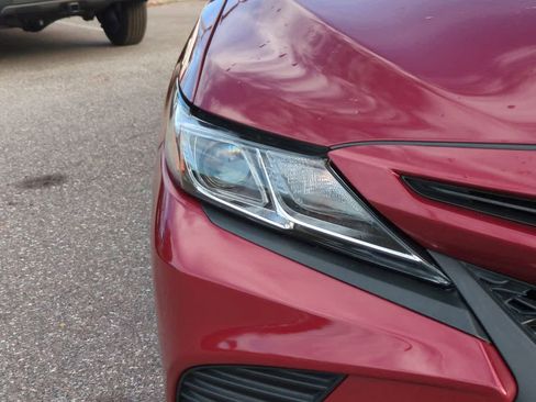 Certified 2018 Toyota Camry SE image 10