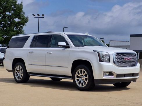 Used 2017 GMC Yukon XL Denali RWD image 3
