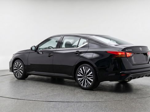 Used 2025 Nissan Altima 2.5 SV FWD image 6