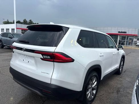 Used 2024 Toyota Grand Highlander AWD image 3