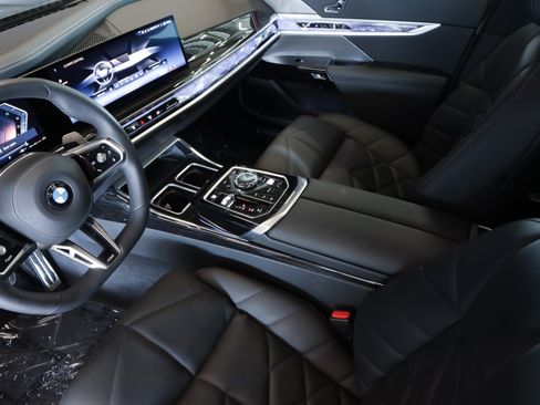 Used 2025 BMW 740i w/ Premium Package RWD image 20