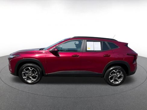 Used 2025 Chevrolet Trax LT FWD image 7