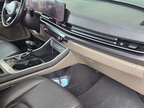 Used 2025 Kia Carnival FWD image 27