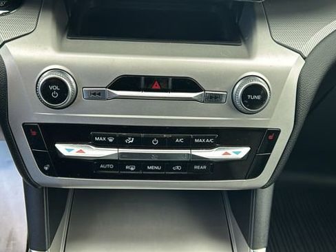 Certified 2022 Ford Explorer XLT w/ Equipment Group 202A image 23