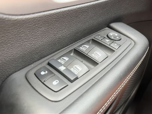 Used 2025 Chrysler Pacifica Limited FWD image 19