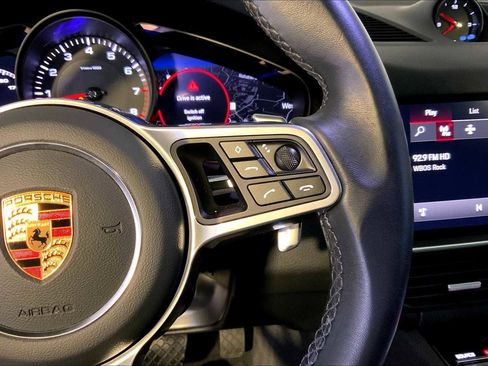 Used 2023 Porsche Cayenne w/ Premium Package image 28