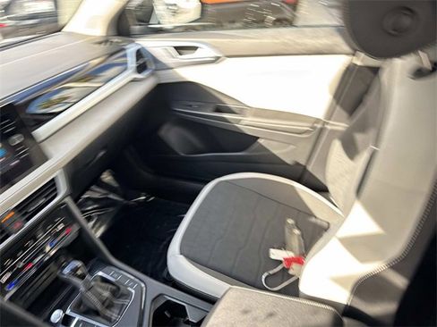 Certified 2025 Volkswagen Taos SE w/ Panoramic Sunroof Package image 8