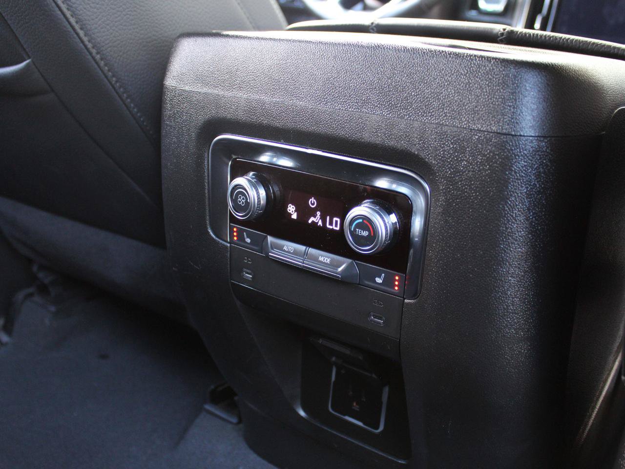 Used 2025 GMC Yukon Denali RWD image 33