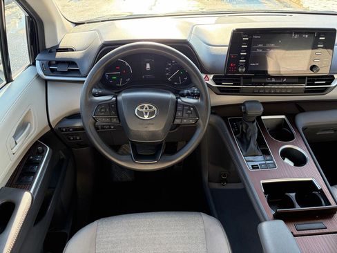 Used 2024 Toyota Sienna LE image 21