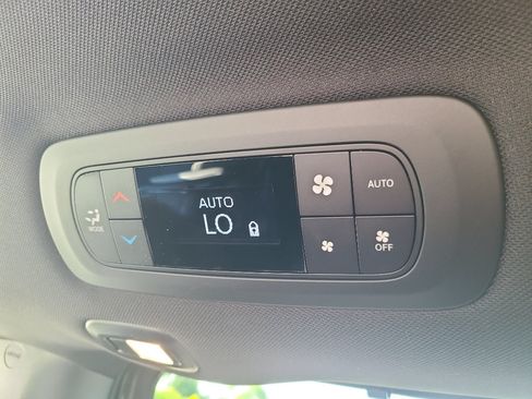 New 2027 Chrysler Pacifica Limited w/ Family Tech Group AWD/4WD image 39