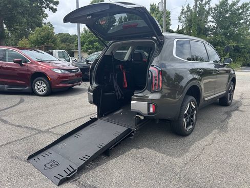 Used 2025 Kia Telluride EX w/ EX Captain's Chair Package FWD image 2