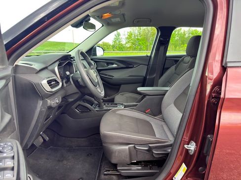 Used 2023 Chevrolet TrailBlazer LS FWD image 2