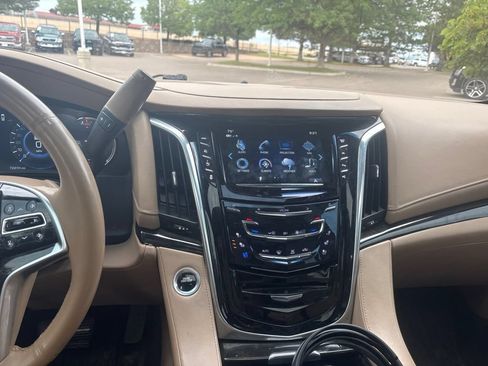 Used 2018 Cadillac Escalade Platinum AWD/4WD image 13