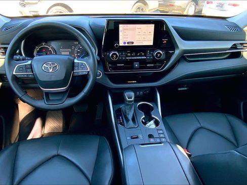 Used 2024 Toyota Highlander XLE image 14