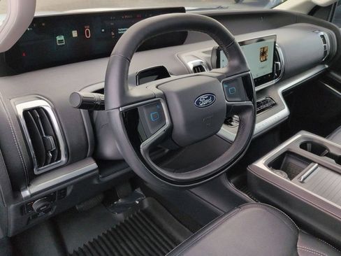 Used 2025 Ford Expedition Platinum w/ Driver's Package AWD/4WD image 2