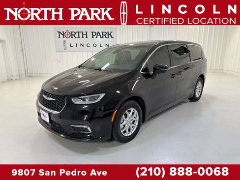 Used 2025 Chrysler Pacifica Select FWD image 1