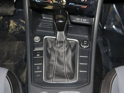 Used 2025 Volkswagen Jetta SE FWD image 27