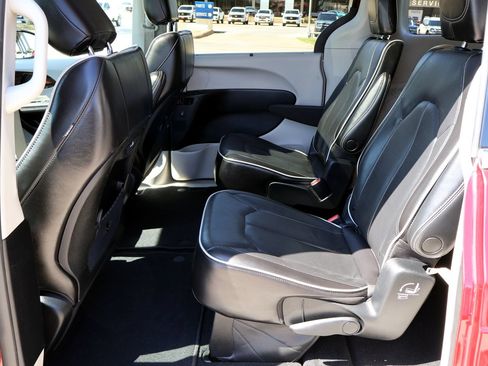Used 2023 Chrysler Pacifica Limited FWD image 14