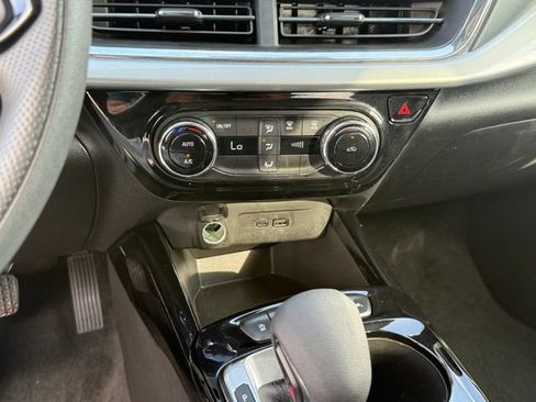 Used 2025 Chevrolet Trax LT FWD image 23