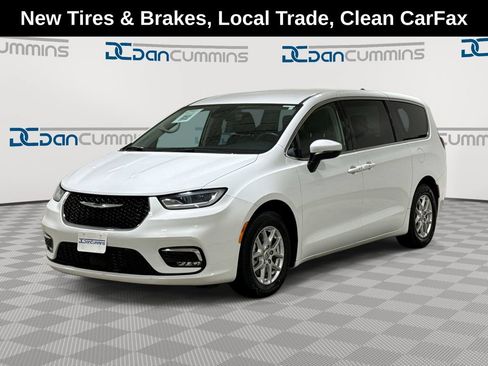 Used 2023 Chrysler Pacifica Touring-L FWD image 1