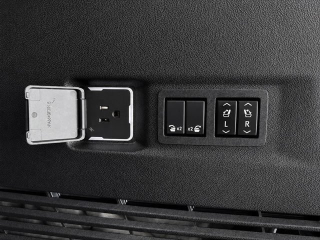 Used 2024 GMC Yukon Denali w/ Advanced Technology Package AWD/4WD image 12