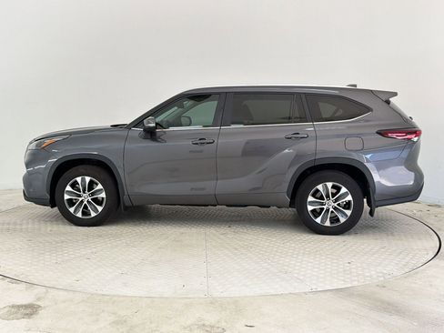 Used 2024 Toyota Highlander XLE FWD image 2