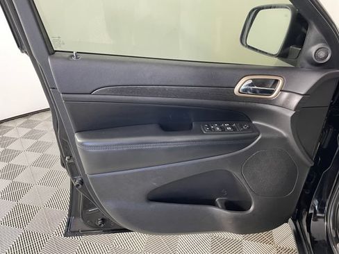 Used 2017 Jeep Grand Cherokee Laredo w/ Quick Order Package 23E AWD/4WD image 14