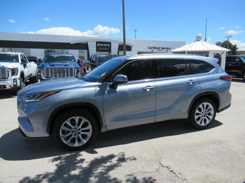 Used 2023 Toyota Highlander Limited FWD image 5