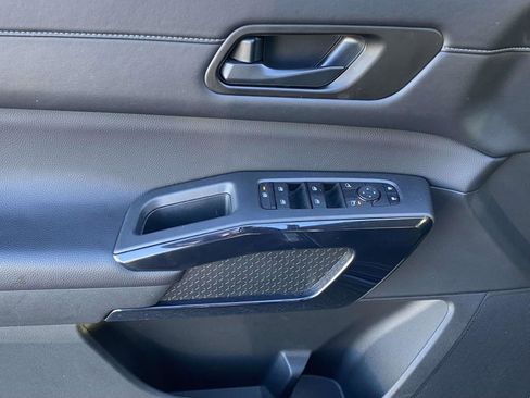 Used 2025 Nissan Pathfinder SV image 16