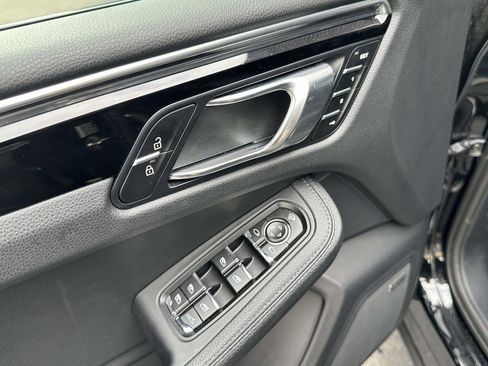 Certified 2025 Porsche Macan image 18