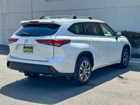 Used 2022 Toyota Highlander XLE FWD image 6