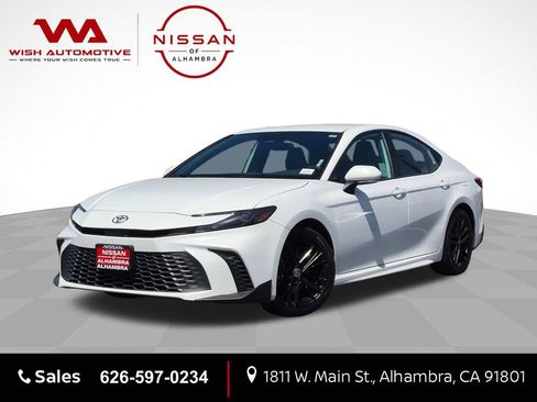 Used 2025 Toyota Camry SE FWD image 1