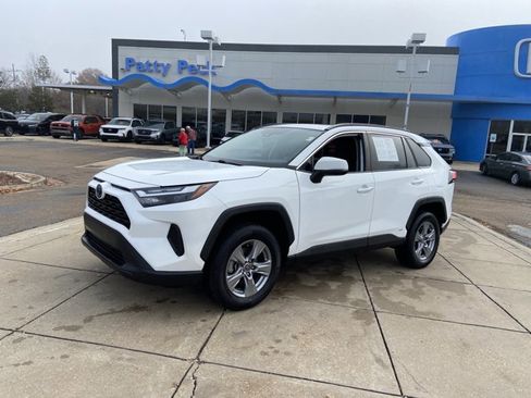 Used 2022 Toyota RAV4 XLE image 5