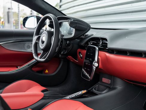 Used 2025 McLaren Artura image 38