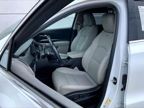 Used 2023 Cadillac XT4 Luxury w/ Cold Weather Package AWD/4WD image 24