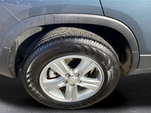 Used 2022 Chevrolet Trax LT w/ LT Convenience Package image 18