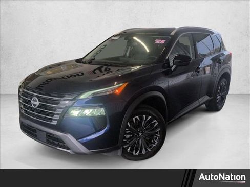 Used 2025 Nissan Rogue SL w/ Tech Package image 1