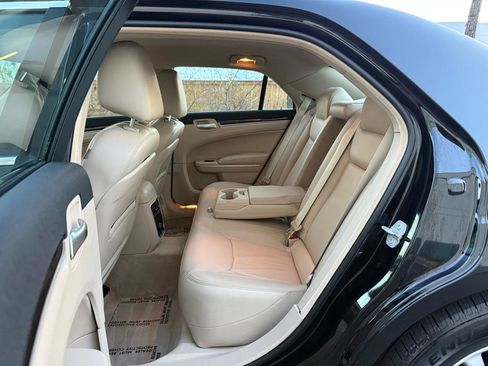 Used 2014 Chrysler 300 RWD image 17