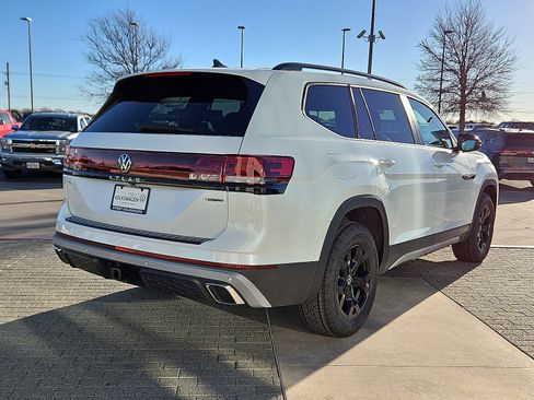 New 2026 Volkswagen Atlas Peak Edition image 4